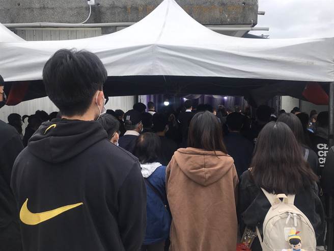 今早举行入殓仪式并火化，兄妹俩体大好友也到花莲，送他们最后一程。（陈彩玲摄）