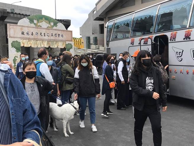 今早举行入殓仪式并火化，兄妹俩体大好友也到花莲，送他们最后一程。（陈彩玲摄）