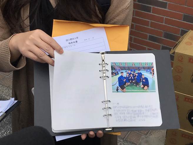 张恩翔导师张凤菊带着40多名学生到庭堂告别，大家制作一个手册怀念恩翔。（陈彩玲摄）