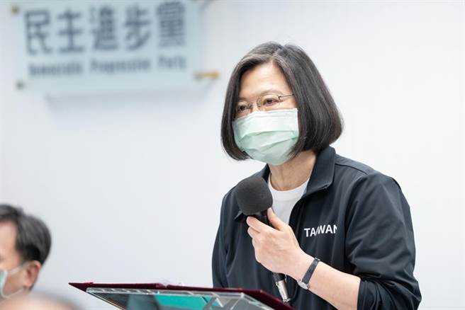 （总统兼民进党主席蔡英文，为台铁太鲁阁号意外默哀。图／民进党提供）
