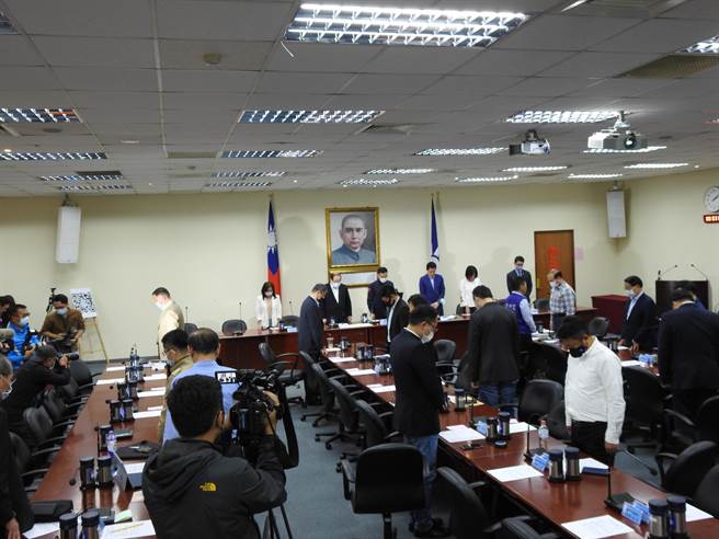 国民党主席江启臣下午在中常会举行前，也率领党务主管、中常委们一同替许水德，以及于4月3日辞世，享寿69岁的前法务部长罗莹雪，同时也为太鲁阁号事故罹难者默哀。（赵婉淳摄）