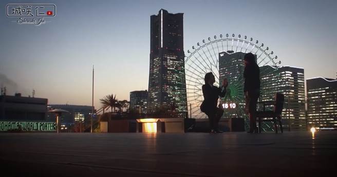 城咲仁向加岛千惠下跪求婚。（图／YT@城咲仁）