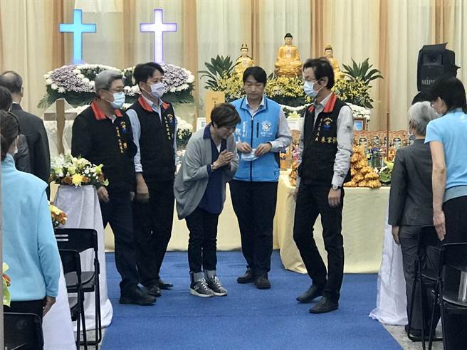 台积电慈善基金会董事长张淑芬7日到花莲殡仪馆慰问上香。（陈彩玲摄）