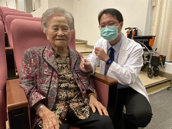 101岁陈赖阿嬷（左）接受中国附医心臟血管科医师吴宏彬（右）为她手术置入左束支起搏节律器，如今又恢復健康。（冯惠宜摄）