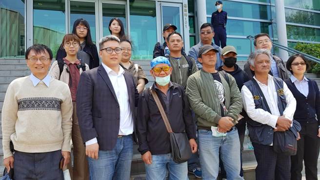 知本溼地光電案爭議，卡大地布部落提告請求撤銷經濟部核發的籌設許可，「巴卡魯固」家族拉罕林茂盛（前左三）等人今親赴台北高等行政法院開庭。（黃捷攝）