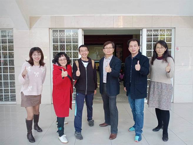 垂楊國小校長周孟志率教師團隊推動閱讀獲獎。（嘉義市政府提供）