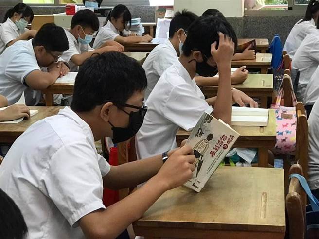 民生國中推動閱讀獲獎，鼓勵學生晨讀。（嘉義市政府提供）