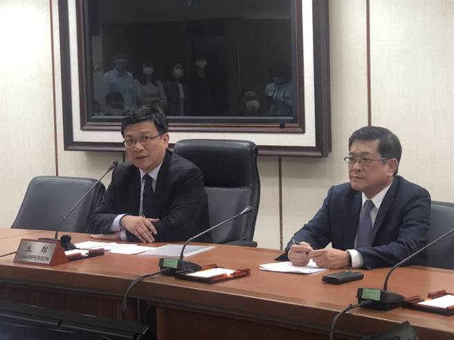 台中市政府開罰中火3號機，經濟部次長曾文生(左)與台電董事長楊偉甫(右)並肩召開記者會，曾批事是「歹戲重播」。（王玉樹攝）