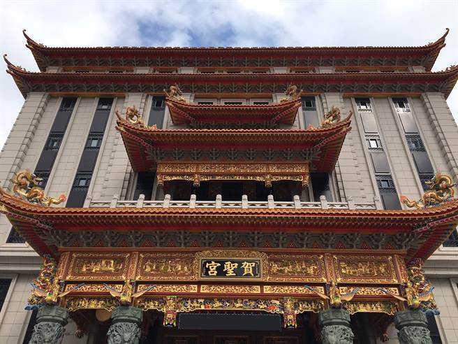 五股贺圣宫消灾祈安挺农民，信眾联合发起龟戏会酬谢神恩。(戴志扬翻摄)
