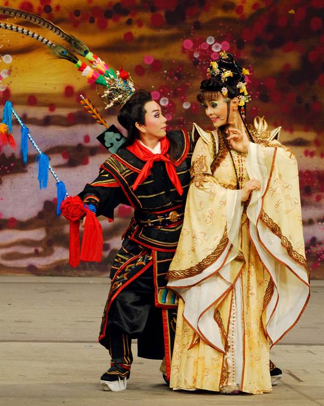 明华园歌仔戏团也演出大戏《逐鹿天下》谢神。(戴志扬翻摄)