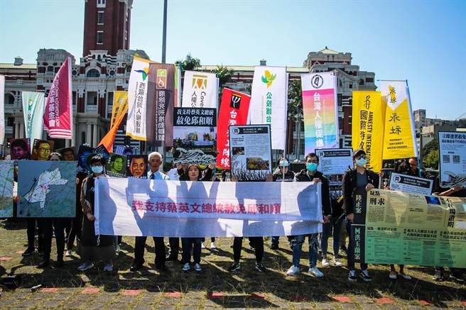 为替受冤的死刑犯邱和顺平反，台湾人权促进会等救援团体今天带着「邱和顺被遗忘的32年」展品，与超过10万人连署的特赦请求书，在总统府周边沉默绕行。（图由台权会提供）