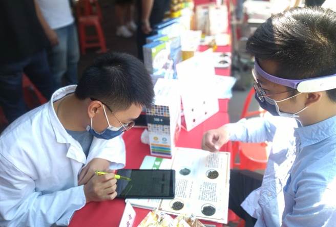 脑波帮你选茶喝、2指测出你放松了没，新世代健康管理透过多元仪器，趣味又实用。图为元培医事科大食品科学系与大宝科技共同研发的脑波检测仪。(图/梁惠明摄)