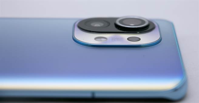 小米11背面相机相机突起的高度不同，可谓是一大特色。（黄慧雯摄）