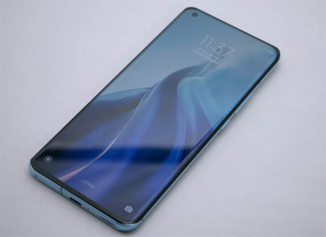 小米11採用打孔萤幕的设计，萤幕对机身占比出色。（黄慧雯摄）
