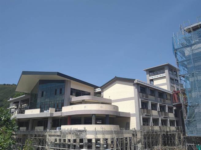 罗浮高中校舍工程目前进度90％接近完工。(吕筱蝉摄)