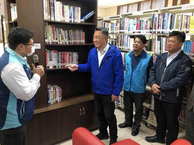 楊鎮浯縣長偕金湖鎮長陳文顧等人參觀金湖圖書館的閱讀環境之一。（李金生攝）
