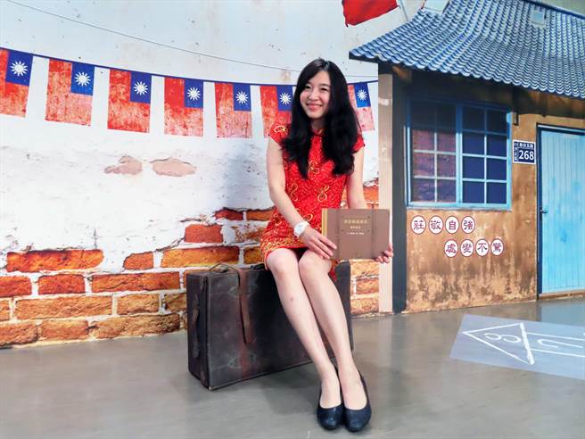 汐止分馆把眷村搬进图书馆，还免费提供旗袍拍美照。（新北市立图书馆提供）