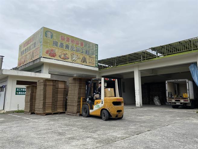 苗栗县狮潭乡农会农产食品加工厂7日开工，工作人员忙进忙出整理厂区、试运转机器，为后续桂竹笋杀青做准备。（巫静婷摄）