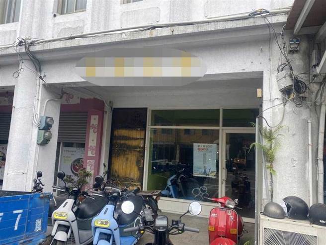 工程车滑落台铁铁轨酿50死意外，台东市区1家「青年旅馆业者」发文抨击「台铁白目导致东部火车出轨」，引发网友围剿。（蔡旻妤摄）