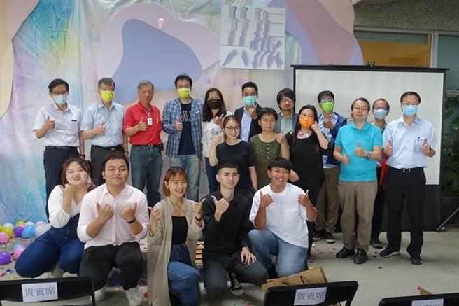 树德科大艺管系毕业专题推出「共振」系列作品，师生在开幕式合影。（树德科大提供／林瑞益高雄传真）