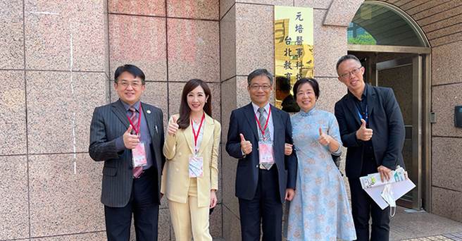 由左至右依序为大安高工校长杨益强、1111发言人黄若薇、元培医事科大校长林志城、美德医疗集团董事长陈素甜、美德医疗集团资深经理苏煌期。(图/1111人力银行提供)