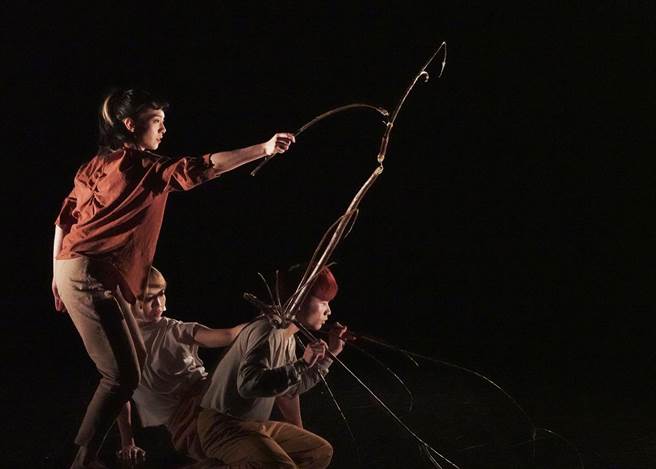 编舞家林季萱近期作品〈晨昏线〉，让舞者与树枝共舞，没有生命的树枝，像是活了起来。（舞蹈空间舞团提供）