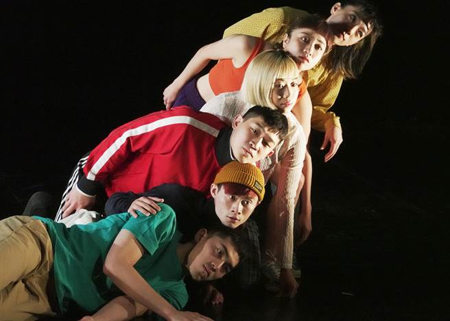 编舞家董怡芬与舞蹈博士李宗兴携手编创舞作〈我的身体．我的歷史〉，从舞者各自的家族故事出发，表现每位舞者的舞蹈歷史，从中梳理台湾的舞蹈史。（舞蹈空间舞团提供）