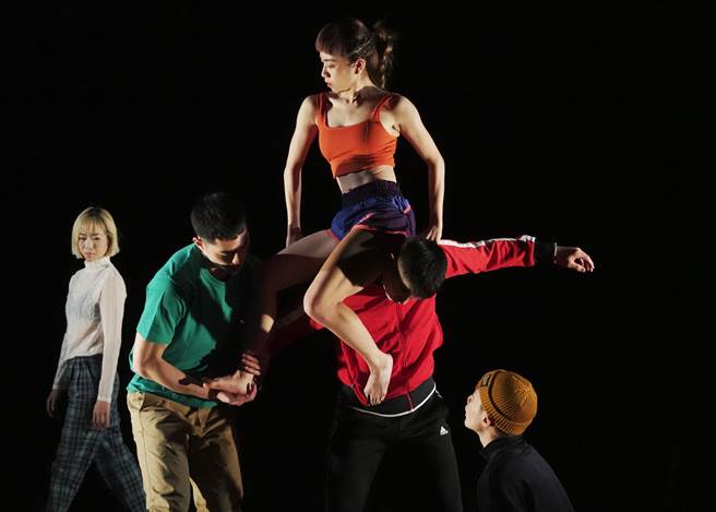 编舞家董怡芬与舞蹈博士李宗兴携手编创舞作〈我的身体．我的歷史〉，从舞者各自的家族故事出发，表现每位舞者的舞蹈歷史，从中梳理台湾的舞蹈史。（舞蹈空间舞团提供）