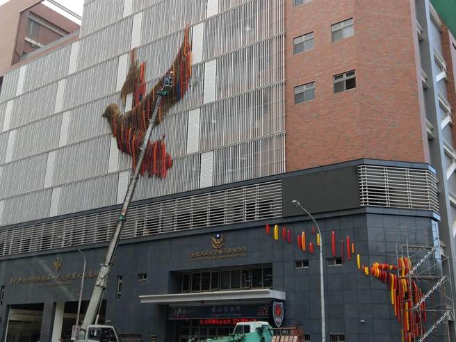萬華警分局裝設北市警察機關首座公共藝術。（陳鴻偉攝）
