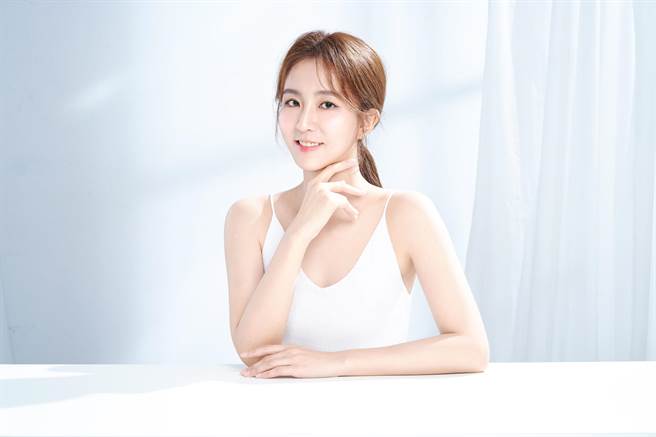 偶像剧女神周晓涵出道刚满15周年，日前她于社群平台分享美照，照片中她穿身V白色洋装，澎润的两颊透出白皙的光泽感，好肤质完全看不出岁月痕迹。（中时提供）