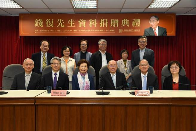 （前监察院长长钱復（前右三）将《钱復回忆录》的基本素材7日慨赠中研院。图／中研院）