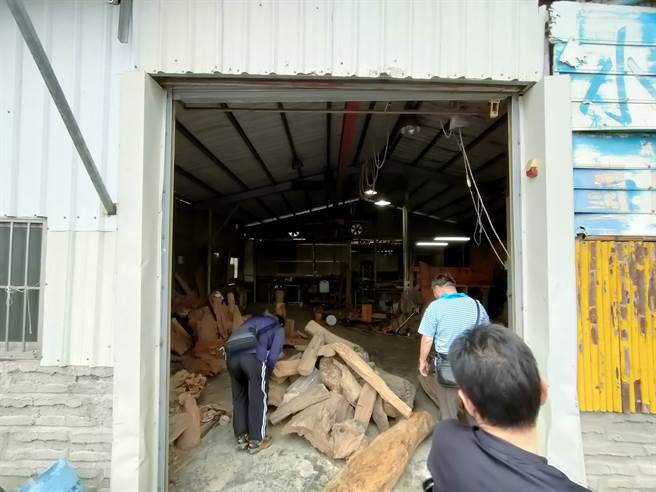 苗栗縣警刑大科偵隊及三義分駐所員警，在三義鄉某處木雕工作室查獲非法取得的國有珍貴林木。（苗栗縣警局刑大提供／謝明俊苗栗傳真）