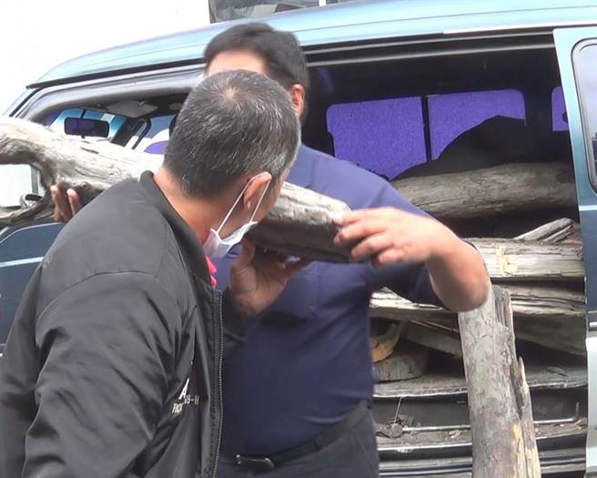 苗栗縣警刑大科偵隊及三義分駐所員警，在三義鄉某處木雕工作室查獲非法侵占的國有珍貴林木，通知林務局人員前來鑑驗。（苗栗縣警局刑大提供／謝明俊苗栗傳真）