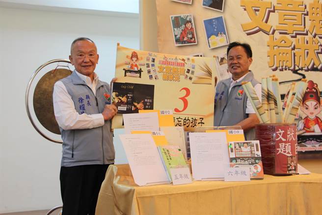 苗栗縣文狀元選拔競賽7日舉辦全縣複賽，今年延續去年採取直播抽題方式，苗栗縣長徐耀昌抽出各年級的書單議題。（何冠嫻攝） 