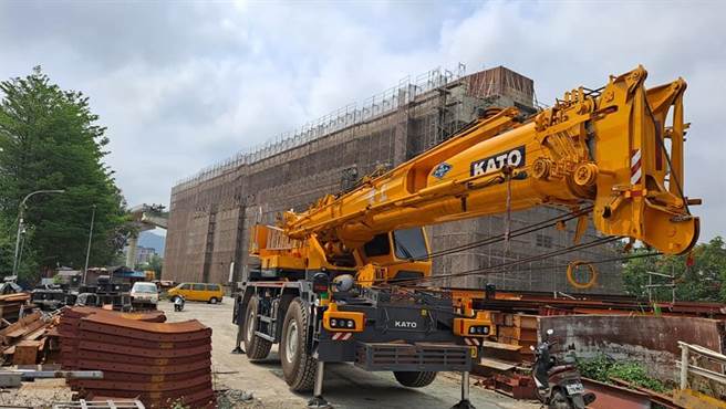 捷运三莺线工程正如火如荼进行，但民眾指控，大车往返工地，造成道路破损。对此，捷运局表示，三莺线国华站周边道路非属捷运局维管范围且无道路路证发放权责，目前系属公所维管，破损问题将由公所厘清破损原因及修缮。（民眾提供）