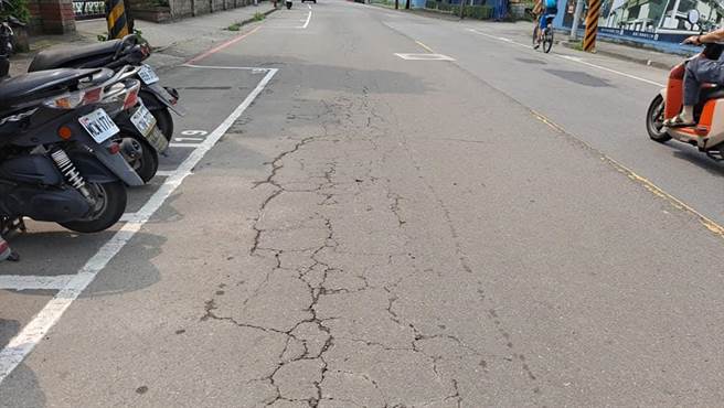 捷运三莺线工程正如火如荼进行，但民眾指控，大车往返工地，造成道路破损。对此，捷运局表示，三莺线国华站周边道路非属捷运局维管范围且无道路路证发放权责，目前系属公所维管，破损问题将由公所厘清破损原因及修缮。（民眾提供）