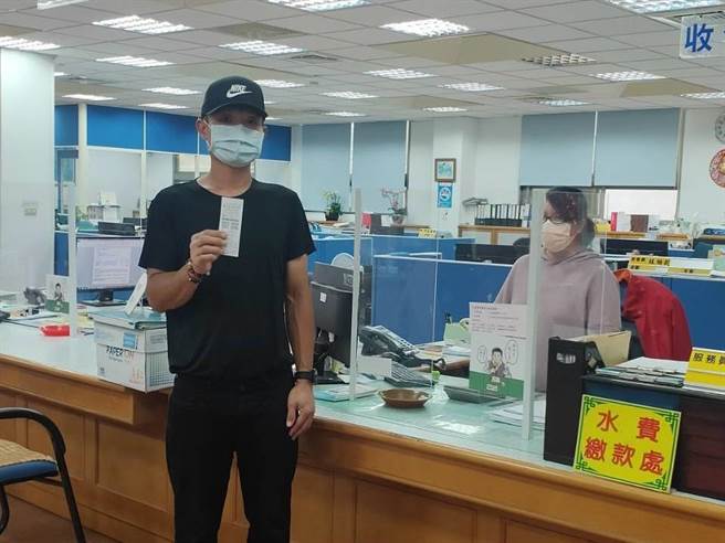 金门自来水厂自今年1月1日开始，只要缴纳1张金门县自来水厂水费就有1张云端发票，1张发票就会有2次对奖机会。（金门县自来水厂提供）