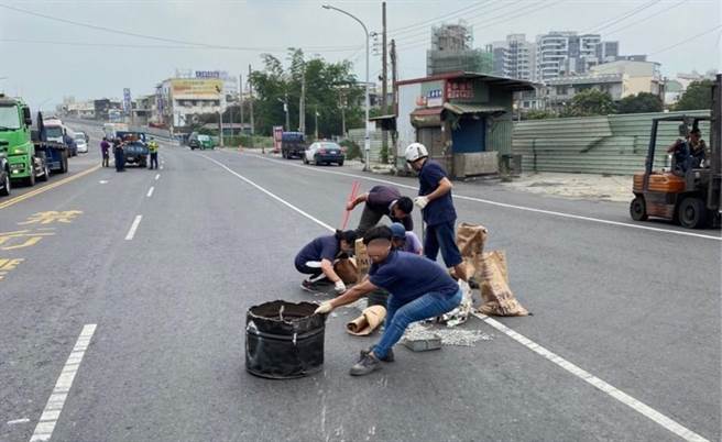 一辆货车7日上午在冈山区冈山路往嘉新西路陆桥方向，因没有綑绑好车上螺丝桶，导致螺丝桶掉落，螺丝洒满地。（翻摄照片／林瑞益高雄传真）