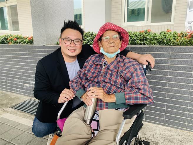 简千翔的阿嬷也住在机构，祖孙感情深厚。（廖志晃摄）