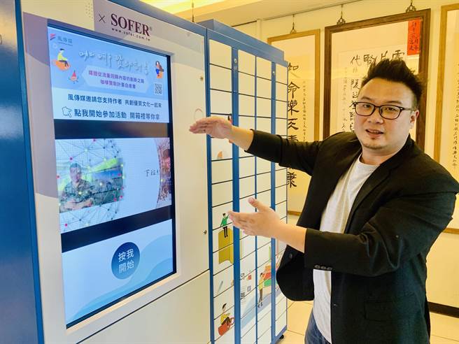 简千翔引进智能箱，以AI智慧量长辈的认知数据。（廖志晃摄）
