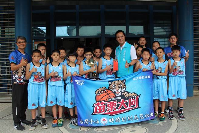 苗栗市大同國小籃球隊在2021全國國民小學籃球錦標賽（EBL），勇奪5年級男子甲級組冠軍殊榮，苗栗市長邱鎮軍7日頒發獎勵金，勉勵孩子們再接再勵，繼續為苗栗爭光。（何冠嫻攝） 