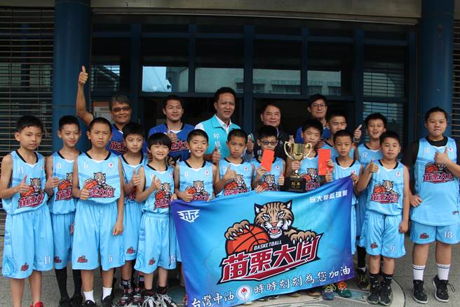 苗栗市大同國小籃球隊勇奪EBL 5年級男子甲級組冠軍殊榮，苗栗縣議會議長鍾東錦（後排左四）、苗栗市長邱鎮軍（後排左三）7日頒發獎勵金，勉勵孩子們再接再勵，繼續為苗栗爭光。（何冠嫻攝）