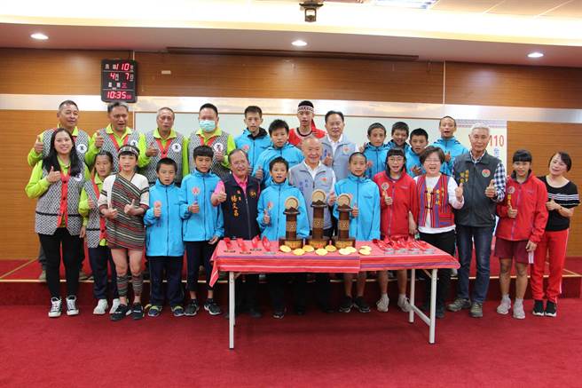 苗栗县体育选手表现优异，今年在全国原住民族运动会拿下6金6银4铜佳绩，苗栗县长徐耀昌7日接见表扬，并颁赠奖励金鼓励。（何冠娴摄）