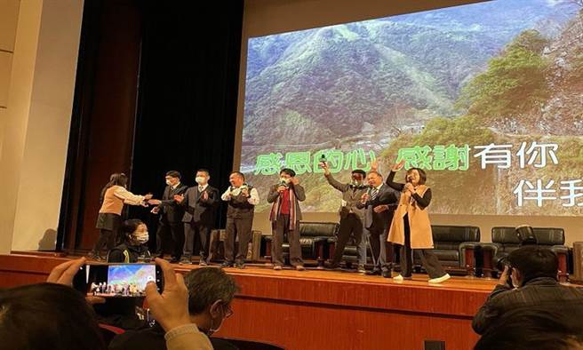 《康健杂志》和伯拉罕共生照顾劳动合作社举办2021翻转长照趋势论坛，现场大家高歌，气氛热烈。(图/康健杂志提供 陈德信摄 )