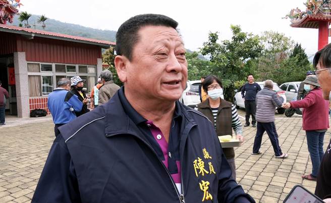 县议员陈宏宗为农民发声， 要求台糖以公告地价让农民买回土地（庄哲权摄）