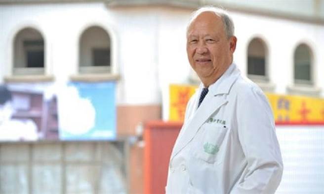 人称「曹爸」的曹汶龙医师每天陪失智症母亲聊天唱歌，逗她欢笑。(图/康健杂志提供 陈德信摄 )