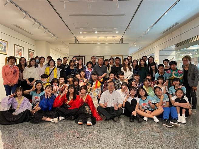 彰化員林明倫國中美術班第22屆「藝行者」畢業美展，在永靖成美文化園附設成美藝廊展出，展期至5月23日。（校方提供／謝瓊雲彰化傳真）