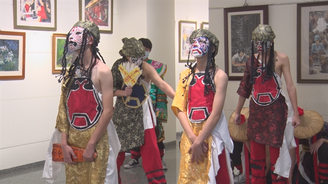 畢展開幕活動融合傳統與現代，學生們打扮成廟會八家將，還以石膏布客製彩繪臉譜，融合流行音樂熱舞，呈現傳統宗教民俗與現代的衝突感，創意十足。（校方提供／謝瓊雲彰化傳真）