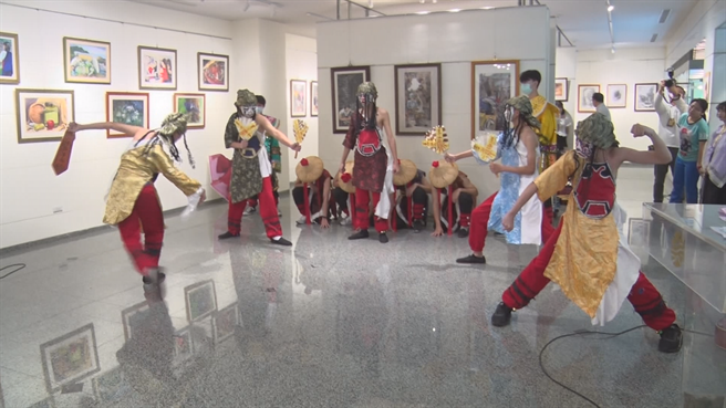 畢展開幕活動融合傳統與現代，學生們打扮成廟會八家將，還以石膏布客製彩繪臉譜，融合流行音樂熱舞，呈現傳統宗教民俗與現代的衝突感，創意十足。（校方提供／謝瓊雲彰化傳真）