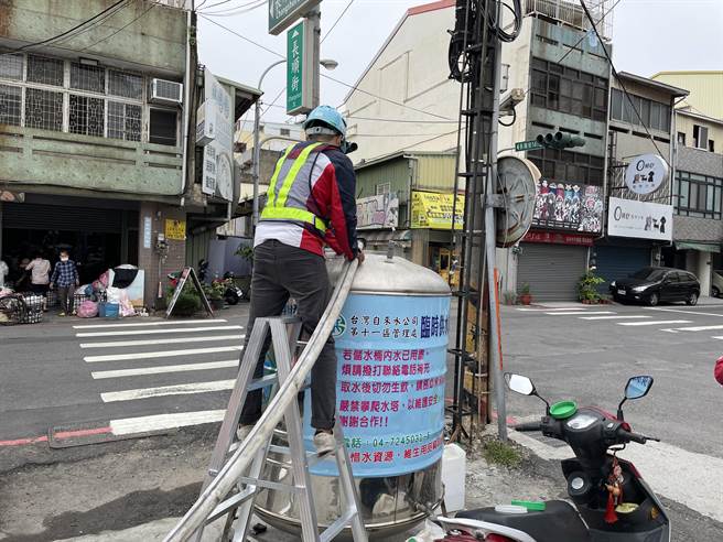 北彰設50個民生供水站，彰化縣消防局第一大隊消防水車也投入「救水」大作戰。（彰化縣消防局第一大隊提供／吳敏菁彰化傳真）